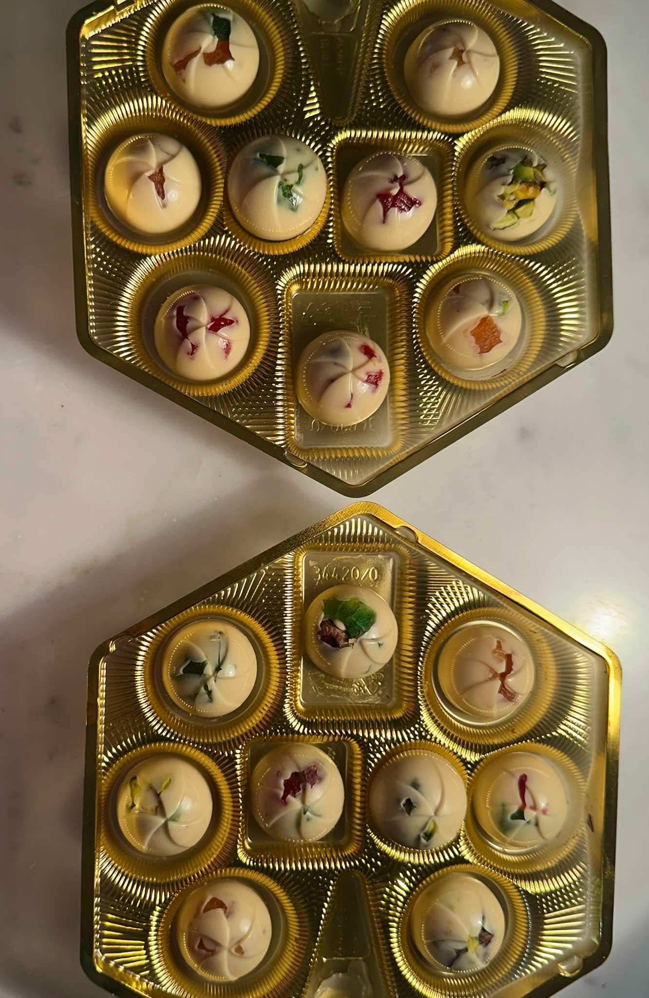Boules de chocolat blanc garnies de pistaches et fruits séchés